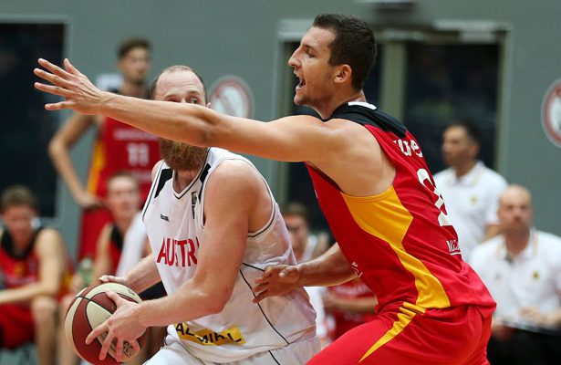Paul Zipser von der deutschen Basketball-Nationalmannschaft in der Defensive im Spiel gegen Österreich.