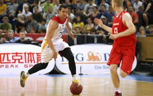Paul Zipser dribbelt im EM-Qualifikationsspiel gegen Dänemark mit dem Ball nach vorne.