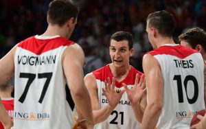 Paul Zipser gibt seinen Mitspielern aus der deutschen Basketball-Nationalmannschaft Anweisungen.