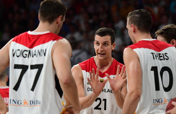 Paul Zipser gibt seinen Mitspielern aus der deutschen Basketball-Nationalmannschaft Anweisungen.