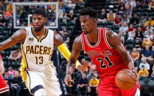 Die beiden NBA-Stars Paul George und Jimmy Butler in einem NBA-Preseason-Spiel im direkten Duell.
