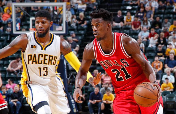 Die beiden NBA-Stars Paul George und Jimmy Butler in einem NBA-Preseason-Spiel im direkten Duell.