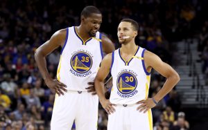 Kevin Durant und Steph Curry von den Golden State Warriors beraten sich in einer Spielpause.