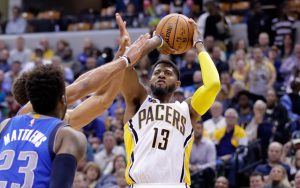 Paul George von den Indiana Pacers macht im Spiel gegen die Dallas Mavericks einen Wurfversuch.
