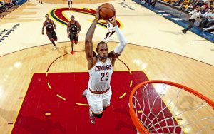 LeBron James von den Cleveland Cavaliers punktet im Spiel gegen die Toronto Raptors mit einem Dunk.