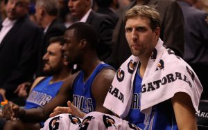 Dirk Nowitzki von den Dallas Mavericks ruht sich in einer Auszeit während eines NBA-Spiels auf der Bank aus.