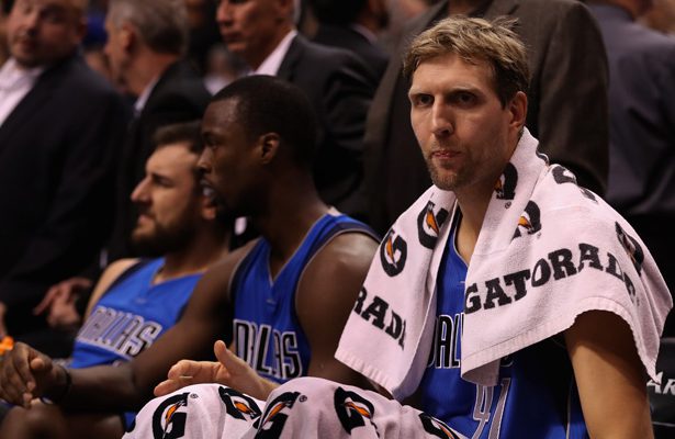 Dirk Nowitzki von den Dallas Mavericks ruht sich in einer Auszeit während eines NBA-Spiels auf der Bank aus.