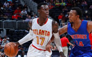 Dennis Schröder von den Atlanta Hawks zieht im Preseason-Spiel an seinem Gegenspieler vorbei.