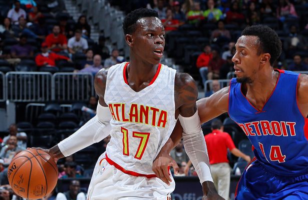 Dennis Schröder von den Atlanta Hawks zieht im Preseason-Spiel an seinem Gegenspieler vorbei.