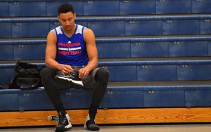 Ben Simmons macht sich für das Training seines NBA-Teams Philadelphia 76ers bereit.