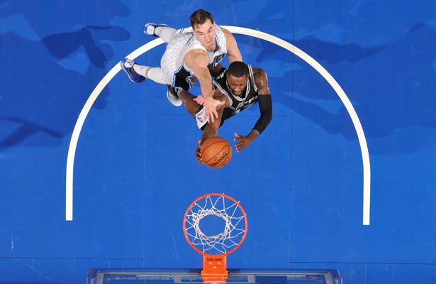 Jonathan Simmons von den San Antonio Spurs versucht im Spiel gegen die Orlando Magic einen Korbleger.