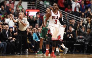 Dwyane Wade von den Chicago Bulls feiert im NBA-Spiel gegen die Celtics eine gelungene Aktion.