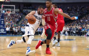 JJ Barea von den Dallas Mavericks zieht im NBA-Spiel gegen die Houston Rockets an seinem Gegenspieler Eric Gordon vorbei.