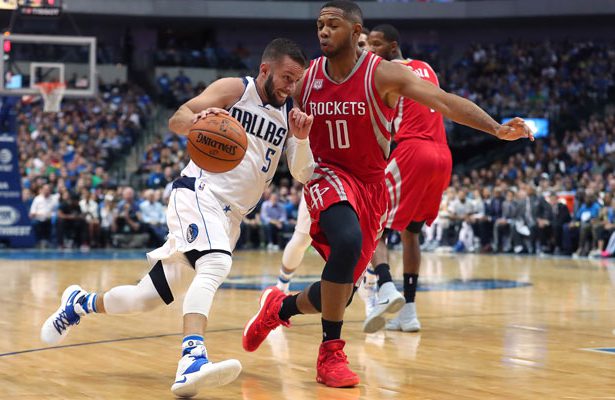 JJ Barea von den Dallas Mavericks zieht im NBA-Spiel gegen die Houston Rockets an seinem Gegenspieler Eric Gordon vorbei.