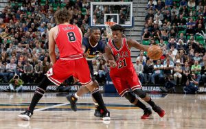 Jimmy Butler und Robin Lopez von den Chicago Bulls kreieren im NBA-Spiel gegen Utah einen Angriff.