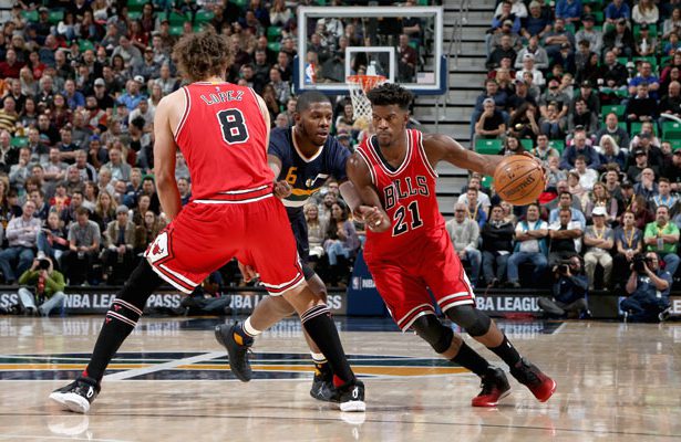 Jimmy Butler und Robin Lopez von den Chicago Bulls kreieren im NBA-Spiel gegen Utah einen Angriff.