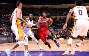 Jimmy Butler von den Chicago Bulls setzt sich im NBA-Spiel gegen die Los Angeles Lakers gegen mehrere Gegenspieler durch.