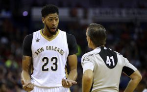 Anthony Davis von den New Orleans Pelicans im Gespräch mit einem NBA-Schiedsrichter.