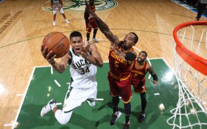 Giannis Antetokounmpo von den Milwaukee Bucks trifft im NBA-Spiel gegen die Cleveland Cavaliers per Korbleger.