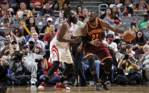 James Harden zeigt sich mit 41 Punkten, 15 Assists und acht Rebounds in Galaform, doch LeBron James und seine Cavs verteidtigten den Home-Court (Foto: Getty Images). 