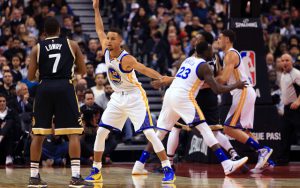 Kyle Lowry von den Toronto Raptors sucht im Spiel gegen Golden State eine Anspielstation.
