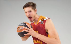 Der deutsche Basketballspieler Tibor Pleiß beim Media Day seines Teams Galatasaray Istanbul.