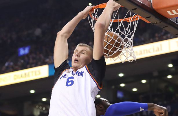 Kristaps Porzingis von den New York Knicks punktet im NBA-Spiel gegen Toronto per Dunking.