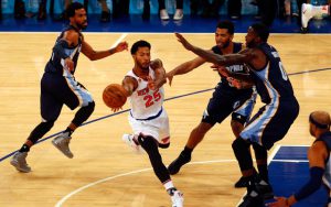 Derrick Rose von den New York Knicks zieht im Spiel gegen die Memphis Grizzlies drei Gegenspieler auf sich.