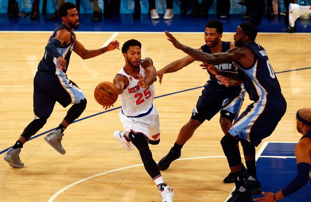 rose071116 Derrick Rose von den New York Knicks zieht im Spiel gegen die Memphis Grizzlies drei Gegenspieler auf sich.