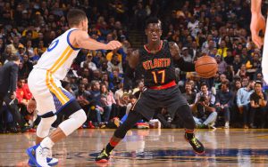 Dennis Schröder von den Atlanta Hawks im Duell mit NBA-Superstar Steph Curry.