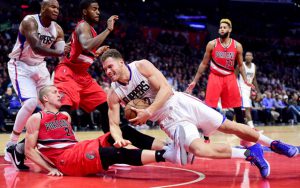Blake Griffin von den LA Clippers kämpft im NBA-Spiel gegen die Portland Trail Blazers um den Ball.
