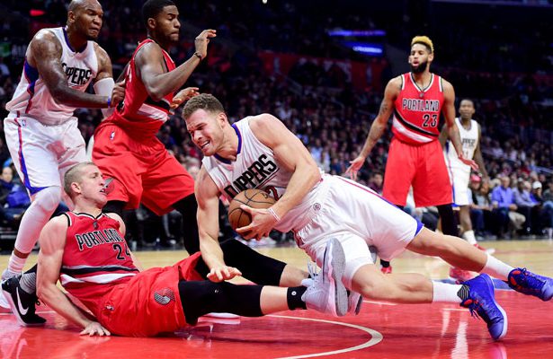 Blake Griffin von den LA Clippers kämpft im NBA-Spiel gegen die Portland Trail Blazers um den Ball.