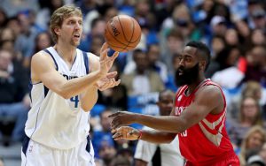 Dirk Nowitzki und James Harden kämpfen in einem NBA-Spiel um den Ball.