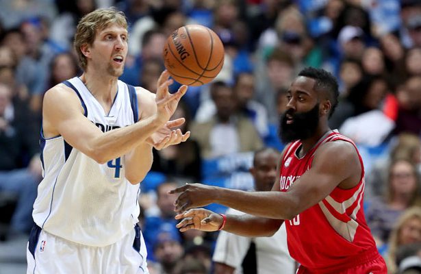 Dirk Nowitzki und James Harden kämpfen in einem NBA-Spiel um den Ball.