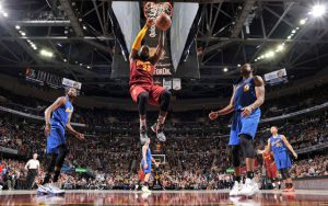 LeBron James von den Cleveland Cavaliers schließt im Spiel gegen die Golden State Warriors einen Angriff mit einem Dunk ab.