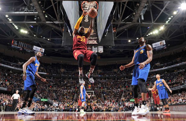 LeBron James von den Cleveland Cavaliers schließt im Spiel gegen die Golden State Warriors einen Angriff mit einem Dunk ab.