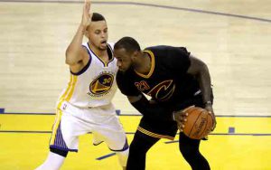 Curry und LeBron James stehen sich erstmals seit den NBA Finals 2016 wieder gegenüber (Foto: Getty Images).