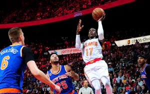 Dennis Schröder von den Atlanta Hawks punktet im NBA-Duell gegen die New York Knicks per Korbleger.