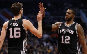 LaMarcus Aldridge und Pau Gasol konnten jeweils ein Double-Double beim Sieg über die Rockets verbuchen (Foto: Getty Images).
