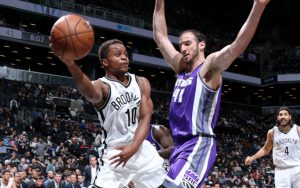 Yogi Ferrell von den Brooklyn Nets spielt im Duell mit den Sacramento Kings einen Pass.