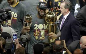 LeBron James wird zum dritten Mal NBA-Champion und holt den ersten Titel aller Zeiten nach Cleveland (Foto: Getty Images). 