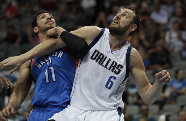 Andrew Bogut von den Dallas Mavericks kämpft mit Enes Kanter von den Oklahoma City Thunder um einen Rebound.