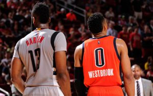 Russell Westbrook von den Oklahoma City Thunder und James Harden von den Houston Rockets stehen nebeneinander.