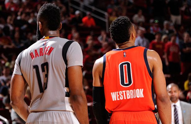 Russell Westbrook von den Oklahoma City Thunder und James Harden von den Houston Rockets stehen nebeneinander.