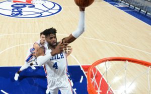 Nerlens Noel von den Philadelphia 76ers wirft den Ball auf den Korb.