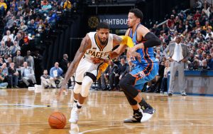 Paul George von den Indiana Pacers dribbelt im NBA-Spiel gegen die Oklahoma City Thunder an Gegenspieler Andre Roberson vorbei.