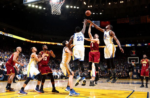 Kevin Love von den Cleveland Cavaliers kommt gegen die Defense der Golden State Warriors zum Wurf.