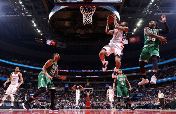 Bradley Beal von den Washington Wizards springt im NBA-Playoff-Spiel gegen die Boston Celtics zum Korb und wirft.
