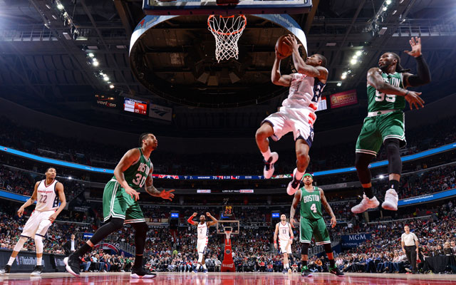 Bradley Beal von den Washington Wizards springt im NBA-Playoff-Spiel gegen die Boston Celtics zum Korb und wirft.