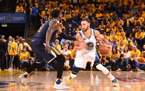Steph Curry von den Golden State Warriors dribbelt im NBA-Playoff-Spiel gegen die Utah Jazz.